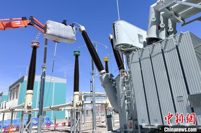 國網(wǎng)西藏電力組織檢修人員對設(shè)備進(jìn)行全面體檢?！W(wǎng)西藏電力有限公司 供圖