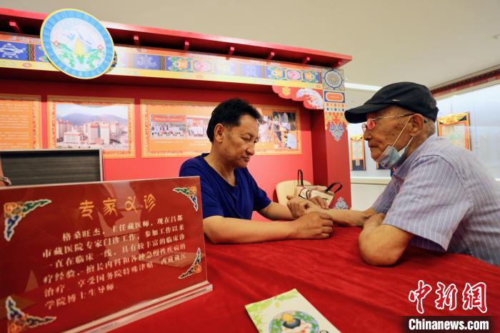 “藏韻瑰寶”藏醫(yī)四部醫(yī)典唐卡珍品展在天津美術館展出，展覽現(xiàn)場藏醫(yī)專家義診受歡迎?！⒖∩n 攝