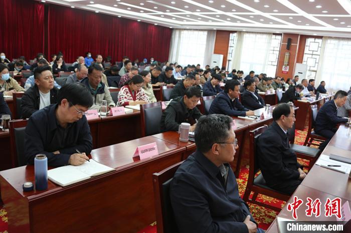 圖為專題黨課現(xiàn)場?！∝暽＠?攝