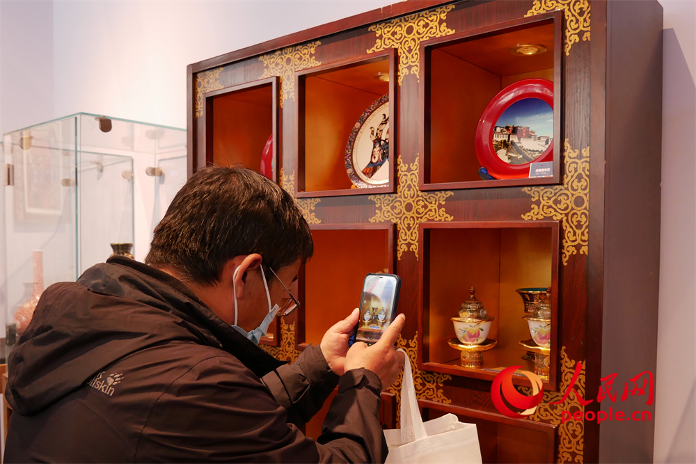 觀眾正在用手機拍攝展品。人民網(wǎng) 韋衍行攝