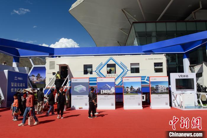 展覽現(xiàn)場，觀眾體驗裝配式增壓增氧建筑?！~ 攝