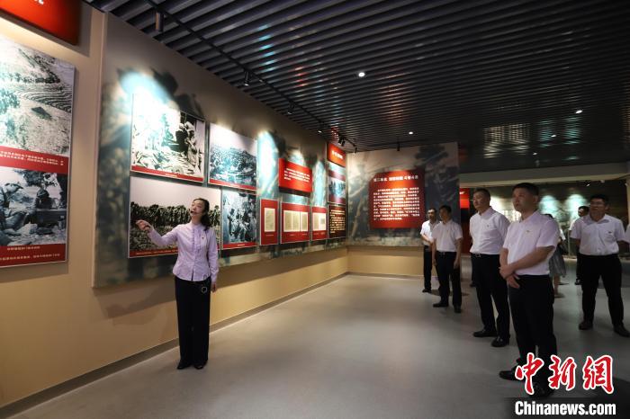 圖為西藏航空一行在臨沂市孟良崮戰(zhàn)役紀念館開展主題教育活動?！〗?攝