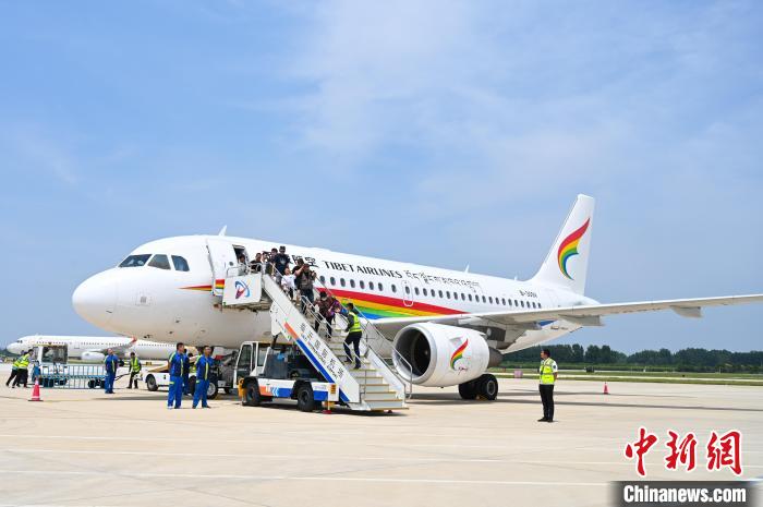 圖為旅客抵達機場?！≮w朗 攝