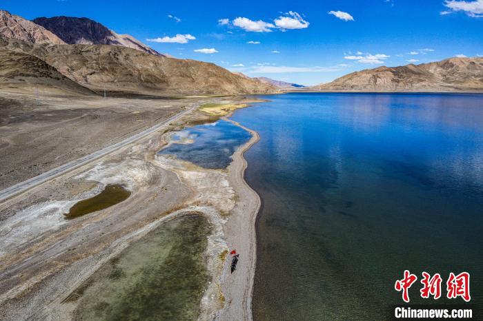 班公湖又稱措木昂拉仁波，藏語意為“長脖子天鵝”?！↓埿▲P 攝
