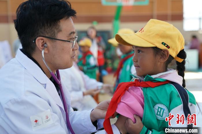 6月27日，西藏康馬縣南尼鄉(xiāng)中心小學(xué)的孩子參加先心病篩查?！√K丹 攝