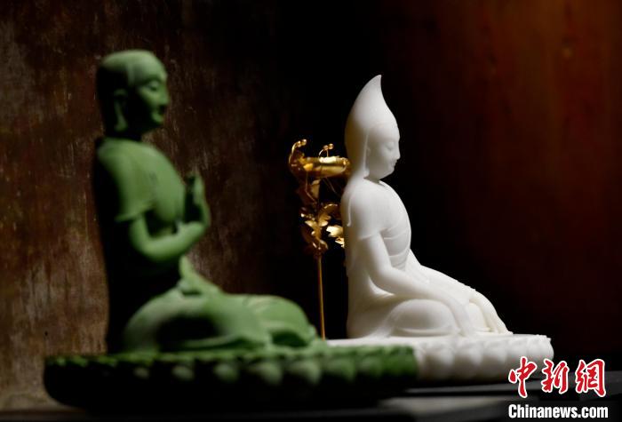 圖為展覽中圍繞西藏歷史與傳統創(chuàng)作的雕塑作品。　李林 攝