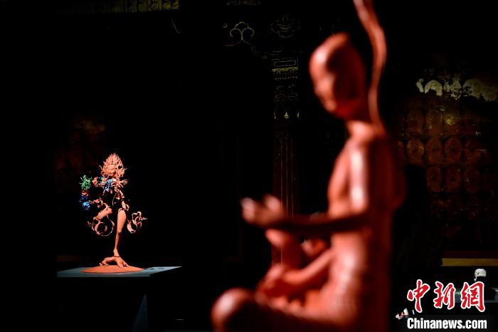 圖為展覽中圍繞西藏歷史與傳統創(chuàng)作的雕塑作品?！±盍?攝