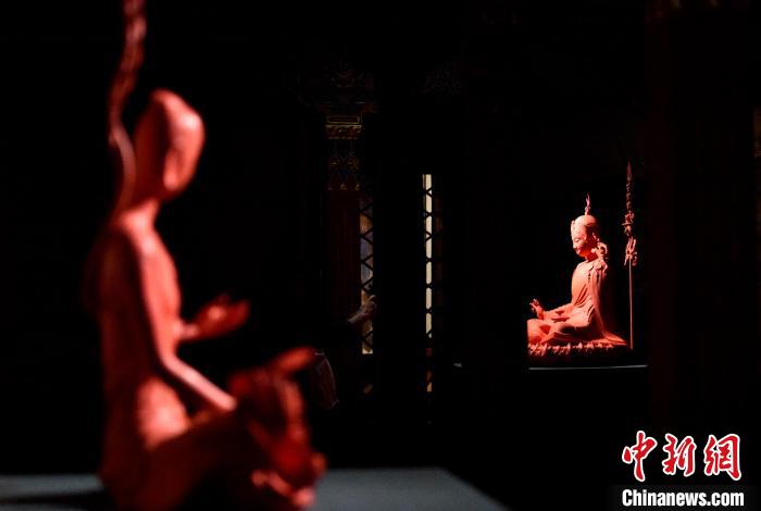 圖為展覽中圍繞西藏歷史與傳統創(chuàng)作的雕塑作品?！±盍?攝