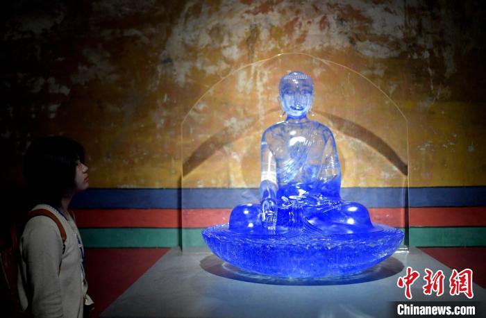 圖為觀眾正在欣賞展覽中的雕塑作品?！±盍?攝