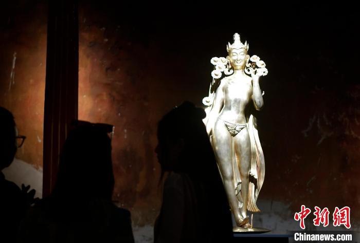 圖為觀眾正在欣賞展覽中的雕塑作品《八萬四千年》。　李林 攝