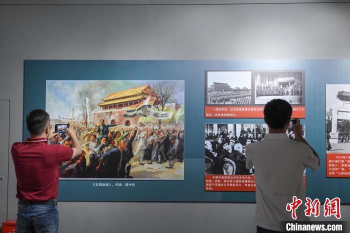 圖為市民參觀《曙光·偉業(yè)——五四運動與中國共產(chǎn)黨的成立》“七一”特展?！∝暩聛硭?攝