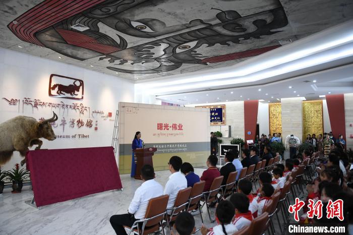 圖為《曙光·偉業(yè)——五四運動與中國共產(chǎn)黨的成立》“七一”特展開幕儀式現(xiàn)場?！∝暩聛硭?攝