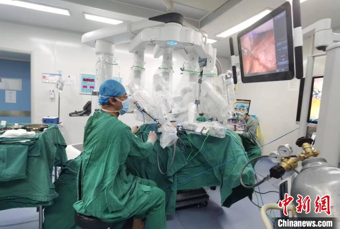 圖為援藏主任郝一昌協(xié)助進行達芬奇機器人手術(shù)?！∥鞑刈灾螀^(qū)人民醫(yī)院供圖