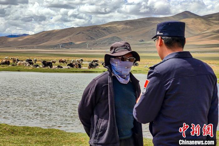 資料圖為民警何宗源在公珠湖了解牧民情況?！↓埿▲P 攝