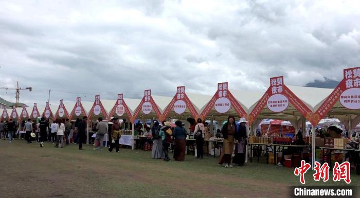 圖為熱鬧的“松贊夜市”?！∝暽＠?攝