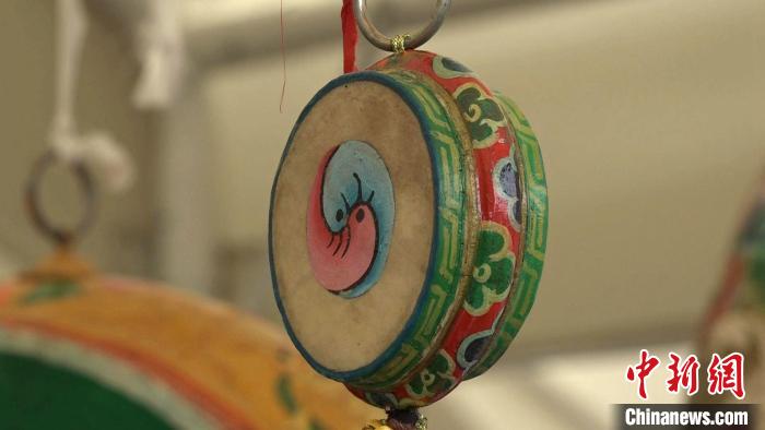 圖為“松贊夜市”里的特色文創(chuàng)產品?！∝暽＠?攝