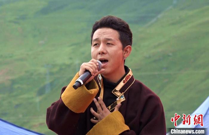 圖為藝人為開幕式獻唱?！∝暽＠?攝