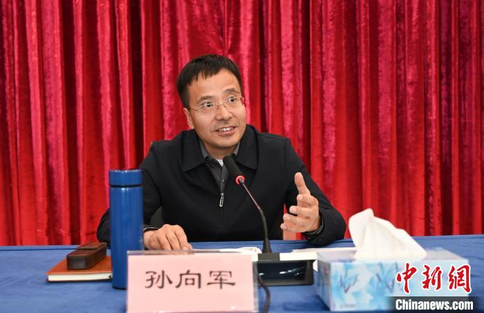 圖為西藏自治區(qū)黨委宣傳部副部長、自治區(qū)社科院黨組書記孫向軍主持活動。　趙朗 攝