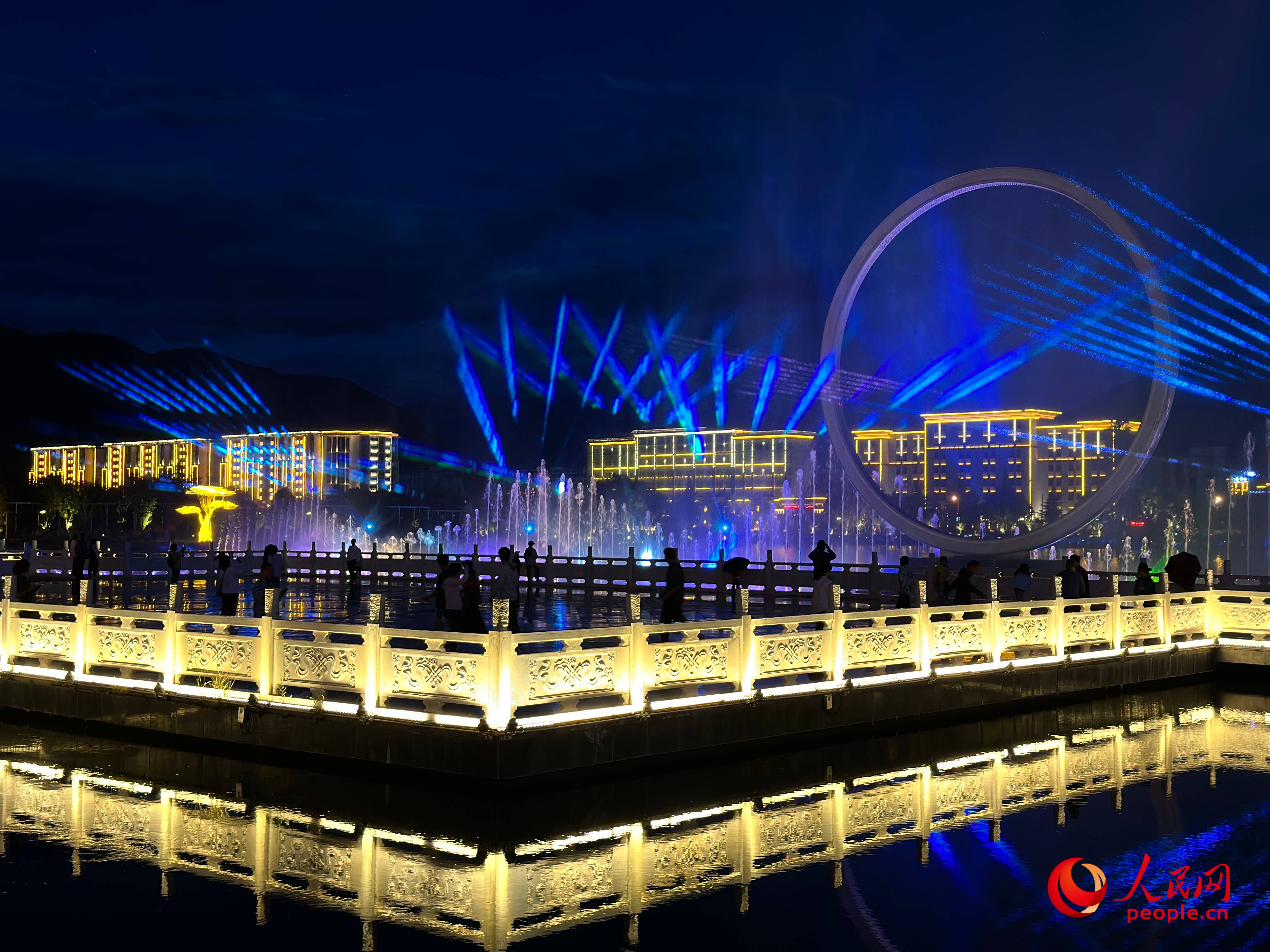 工布公園的音樂水秀噴泉，吸引市民和游客前來拍照打卡。人民網(wǎng) 周靜圓攝