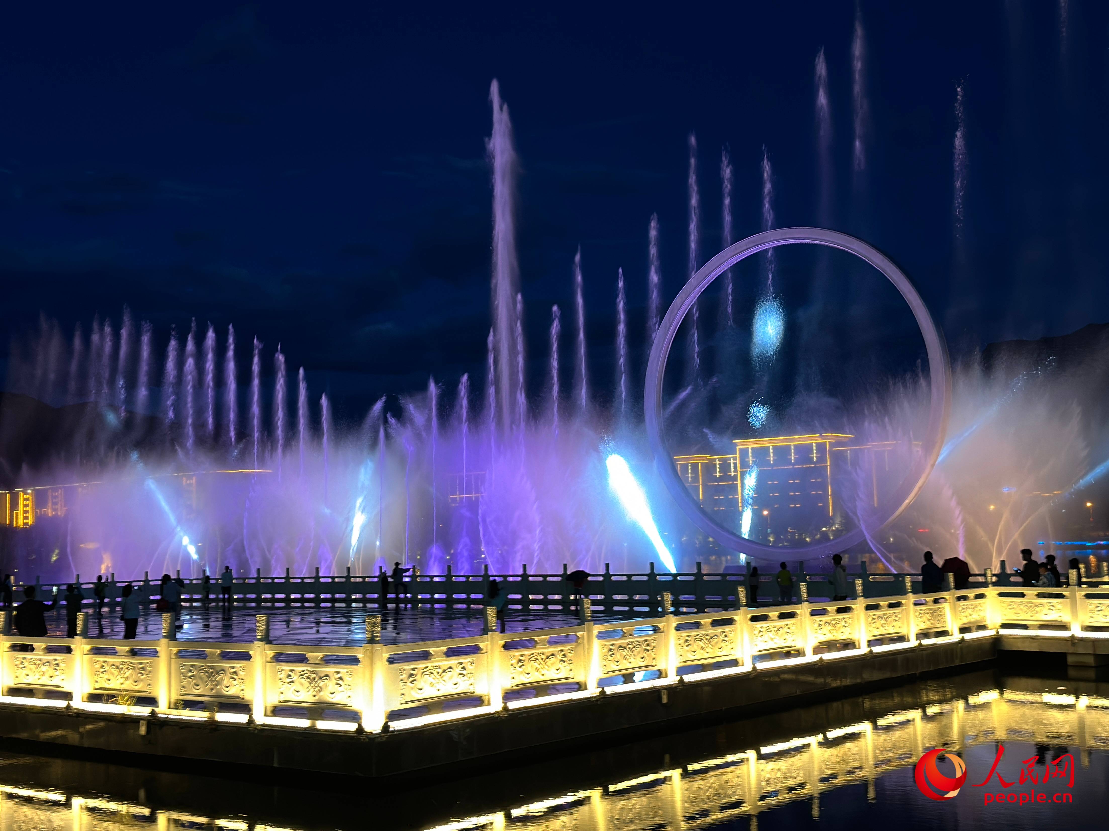 工布公園的音樂水秀噴泉，吸引市民和游客前來拍照打卡。人民網(wǎng) 周靜圓攝