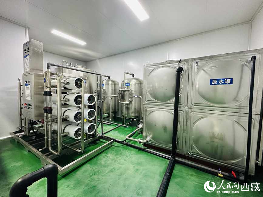 “色達(dá)牙泉”礦泉水（桶裝水）生產(chǎn)加工基地。人民網(wǎng)記者 次仁羅布攝