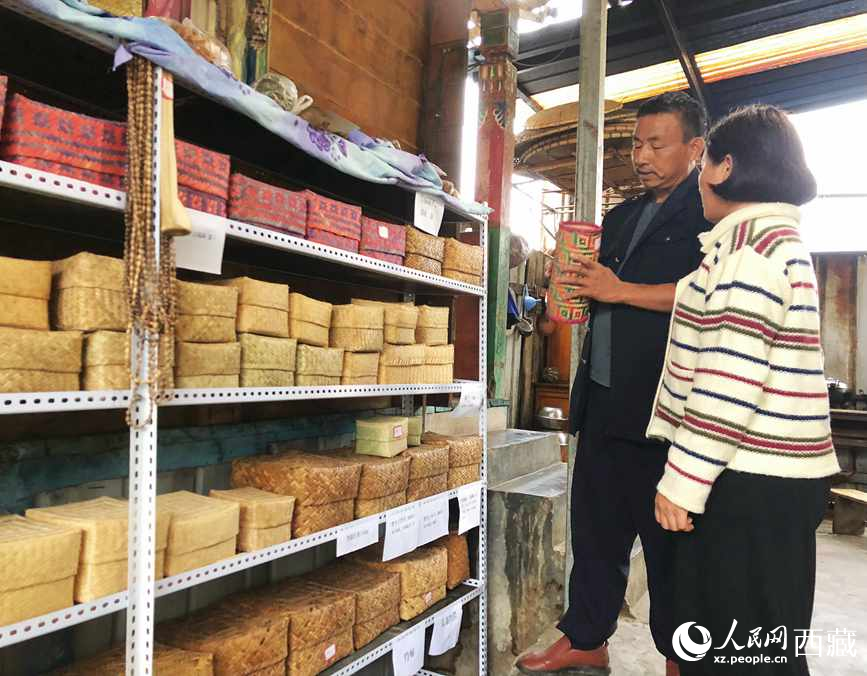 愛明（左一）給游客介紹藤竹產(chǎn)品。