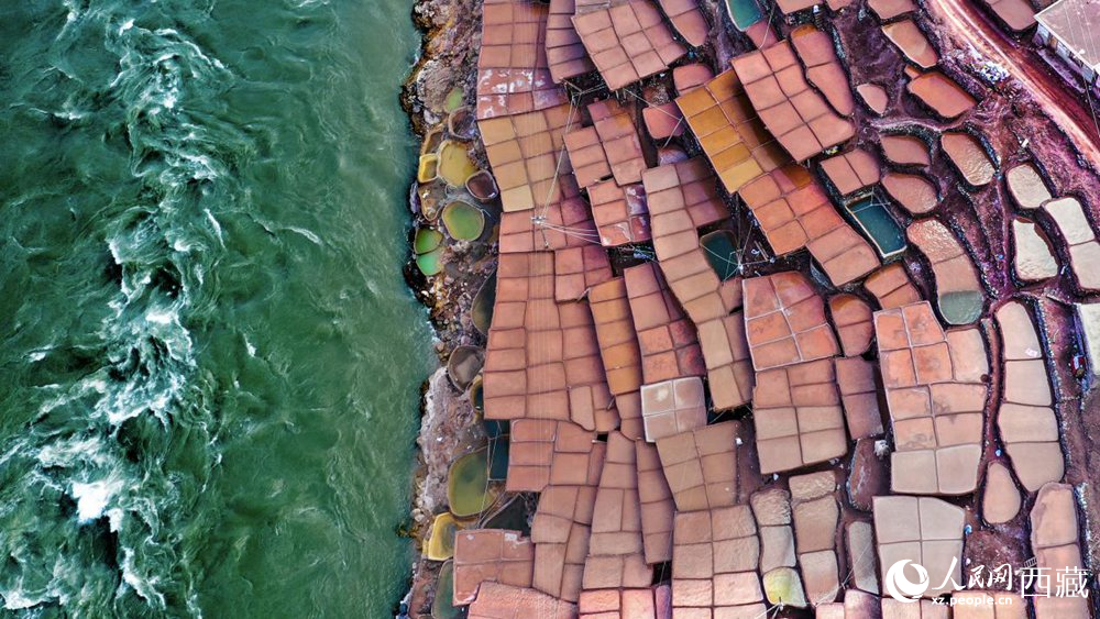 拍攝位于瀾滄江畔的鹽井古鹽田。人民網(wǎng)記者 次仁羅布攝