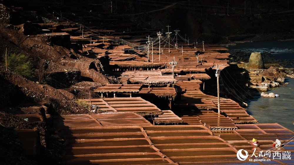 大大小小數(shù)千塊鹽田，形成一道絕美的風(fēng)景線。人民網(wǎng)記者 次仁羅布攝