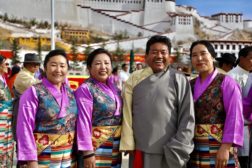 干部群眾身著盛裝在布達(dá)拉宮廣場(chǎng)留影。