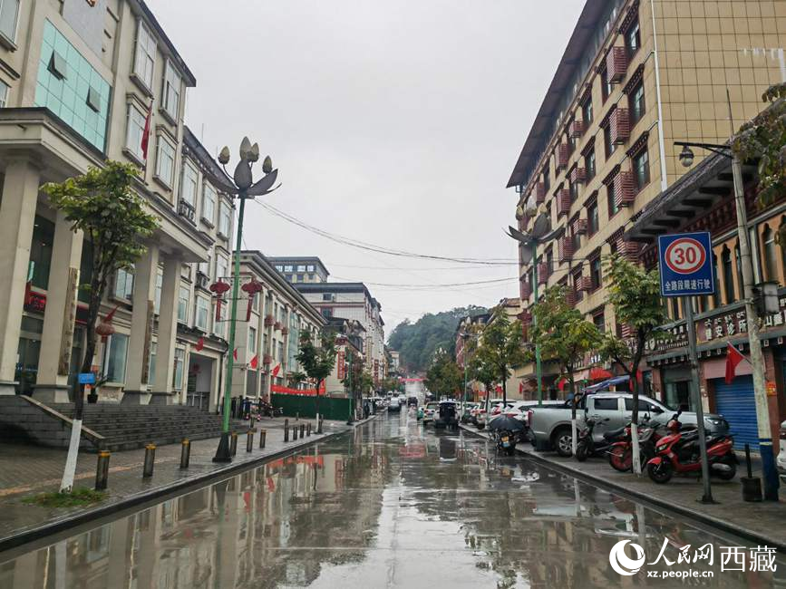 如今的墨脫縣城一應(yīng)俱全。人民網(wǎng) 李海霞攝