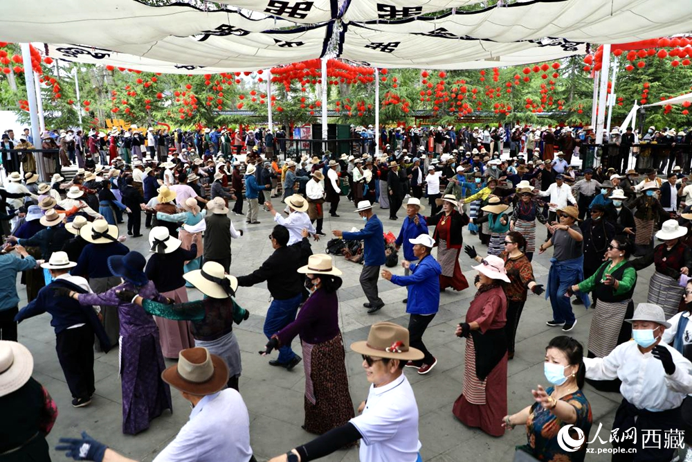 市民在公園內(nèi)跳鍋莊舞。