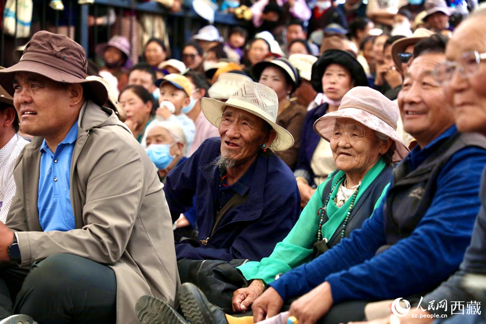 當?shù)厝罕姾陀慰陀^看藏戲演出。