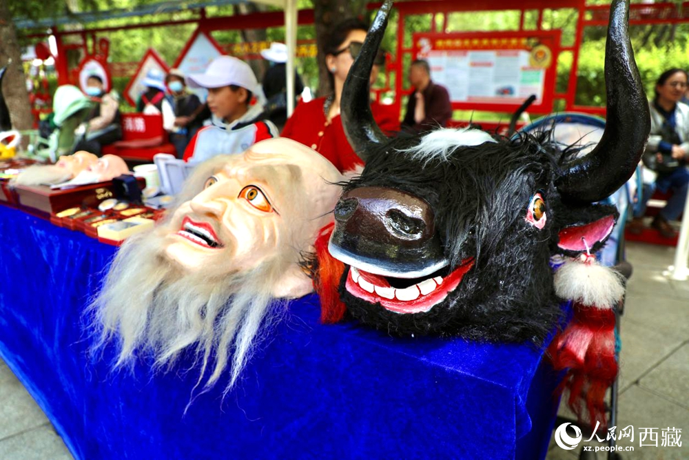 拉薩非遺集市上的藏戲人物與牦牛面具。