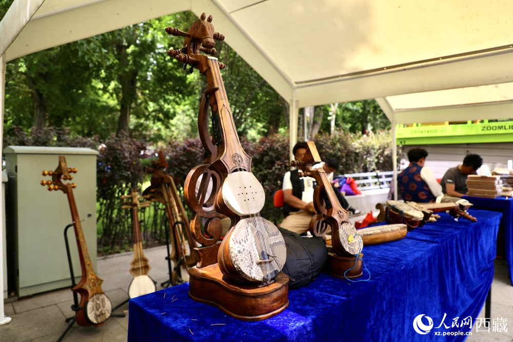 拉薩非遺集市上的扎念琴。
