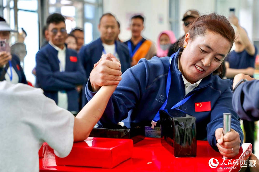 拉薩首屆農(nóng)牧民運(yùn)動會上的掰手腕比賽現(xiàn)場。