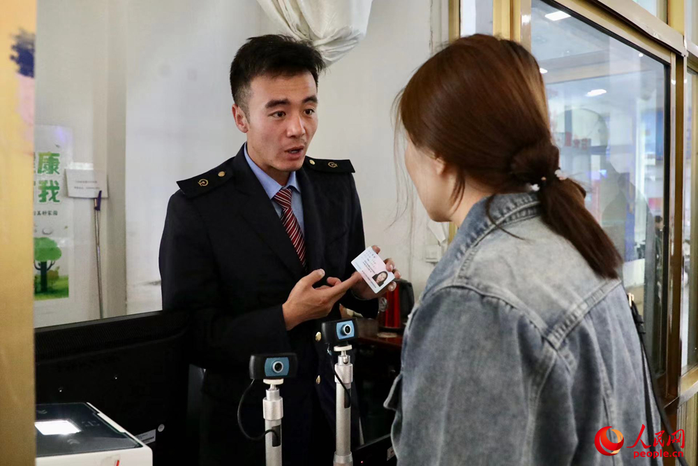 車站工作人員向旅客解答疑問(wèn)。人民網(wǎng)記者 次仁羅布攝