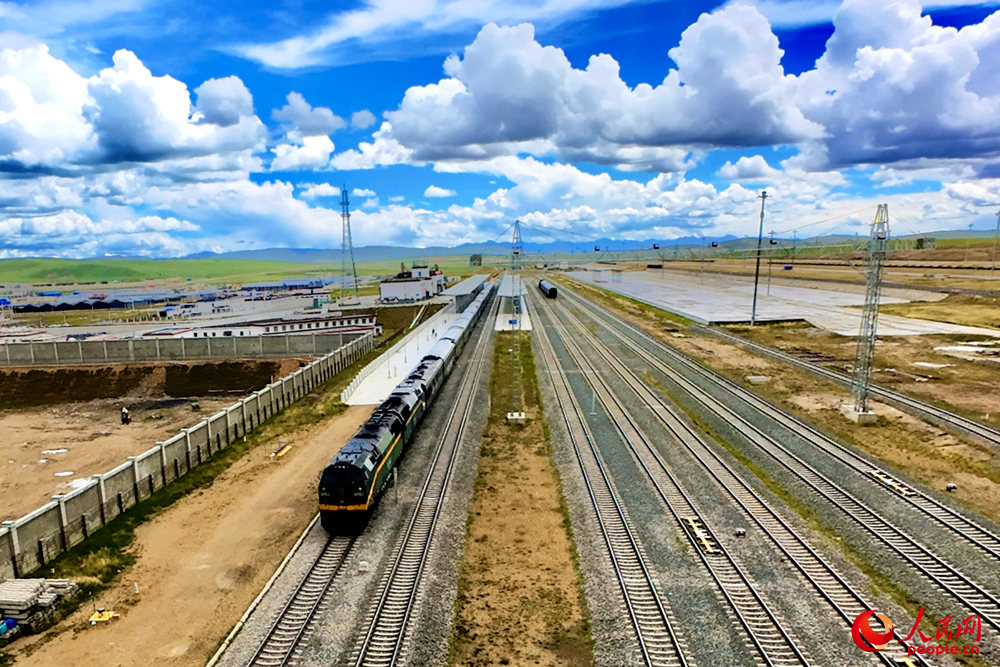 Z166次列車駛向那曲站。人民網(wǎng)記者 趙晨攝