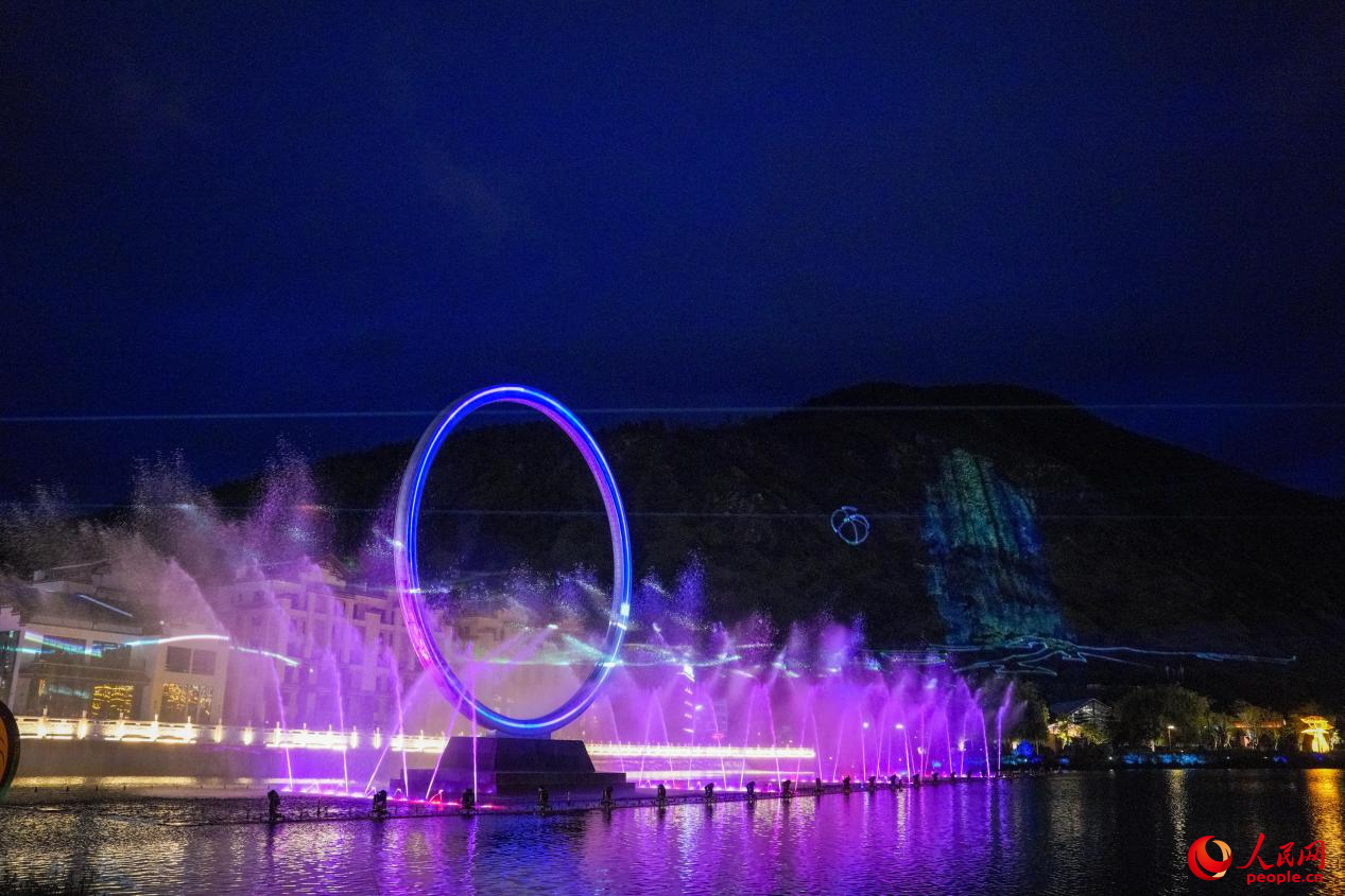 西藏林芝市民族團(tuán)結(jié)廣場音樂噴泉。人民網(wǎng)記者 趙晨攝