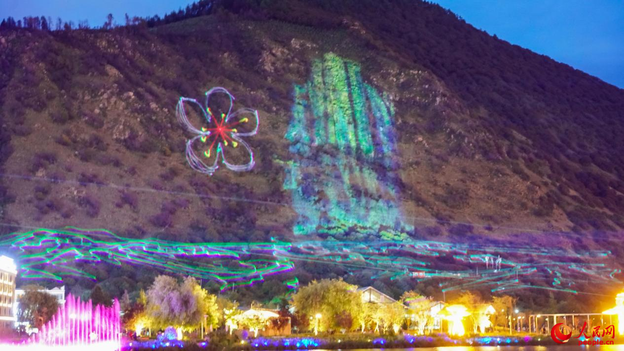 西藏林芝市民族團(tuán)結(jié)廣場燈光秀舞動。人民網(wǎng)記者 趙晨攝