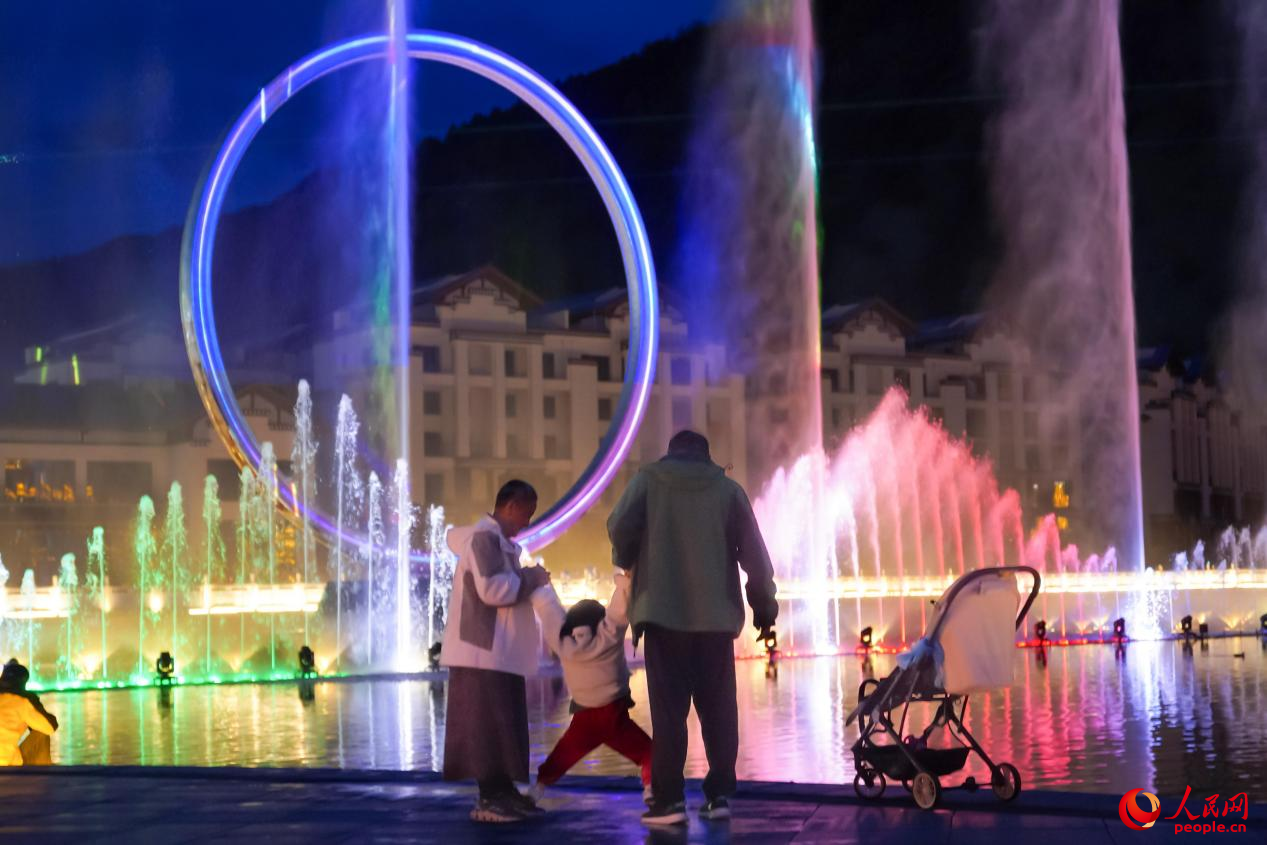居民在西藏林芝市民族團(tuán)結(jié)廣場上玩耍。人民網(wǎng)記者 趙晨攝