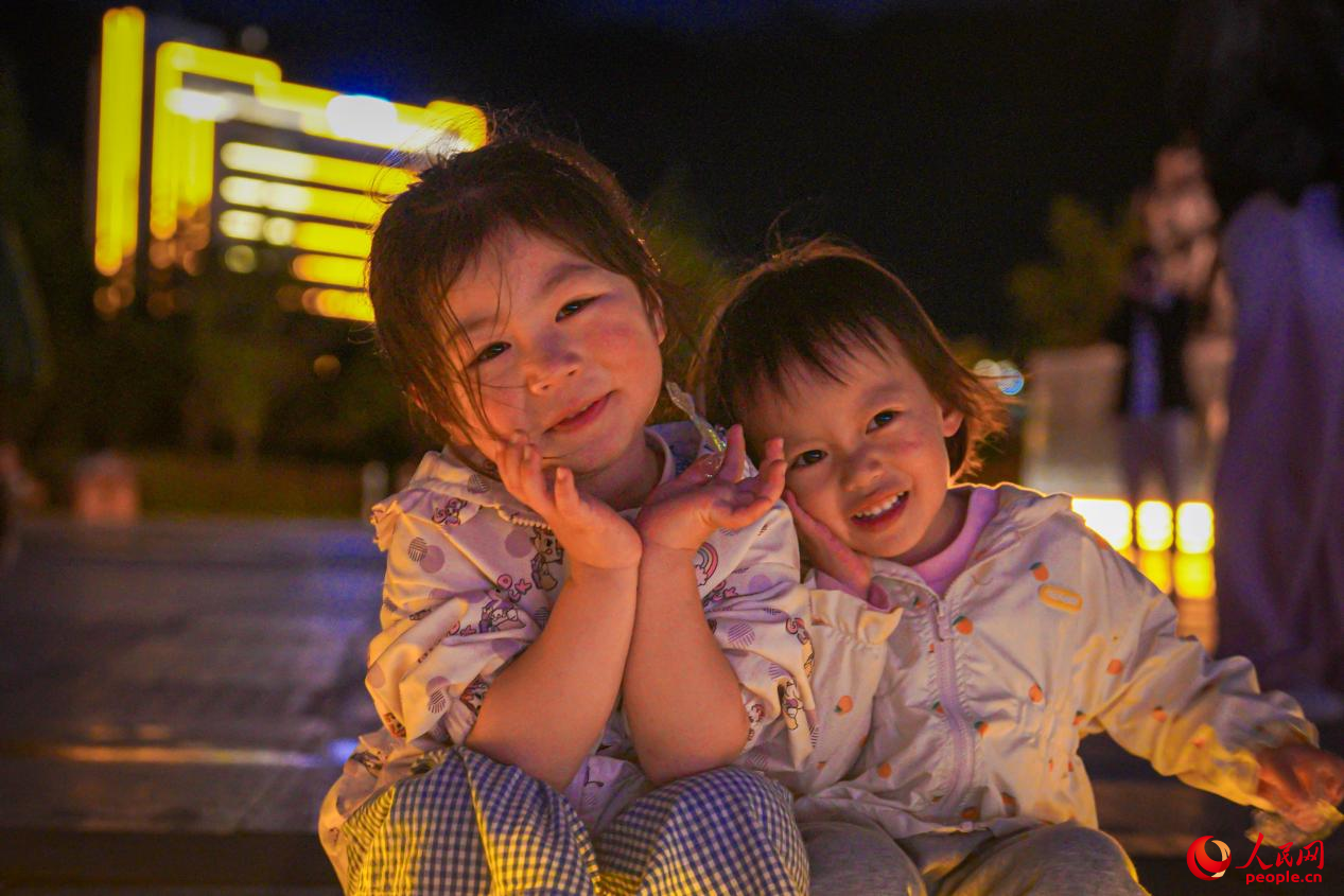 西藏林芝市民族團(tuán)結(jié)廣場上的兒童。人民網(wǎng)記者 趙晨攝