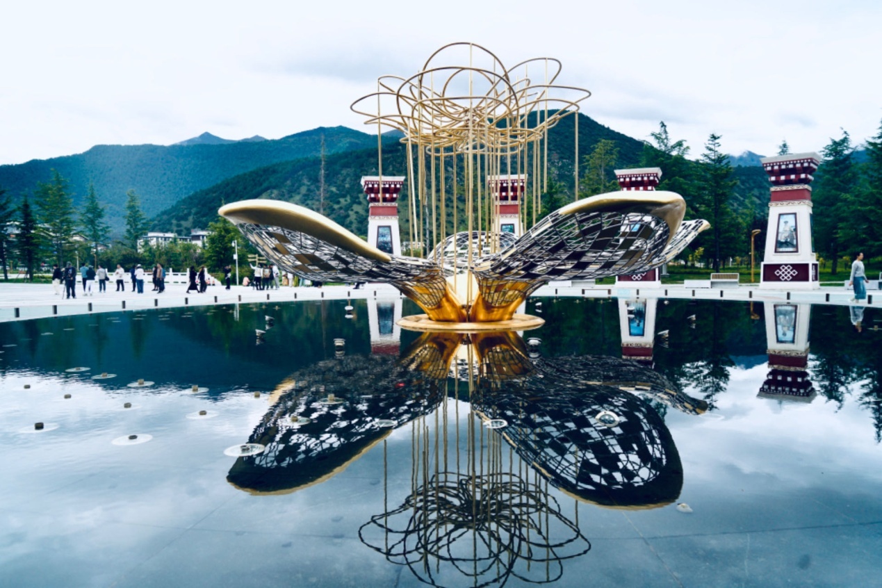 工布公園里的桃花主題雕塑——萬樹桃花。人民網(wǎng)記者 益西康珠攝