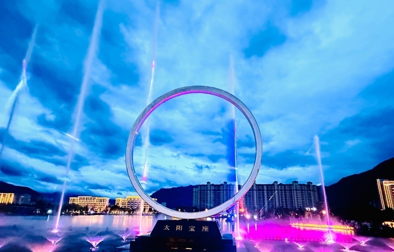 工布公園里的音樂水秀噴泉。人民網(wǎng)記者 益西康珠攝