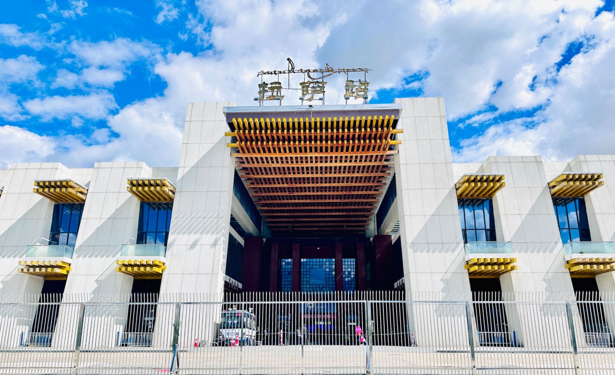 拉薩火車站。人民網(wǎng)記者 益西康珠攝