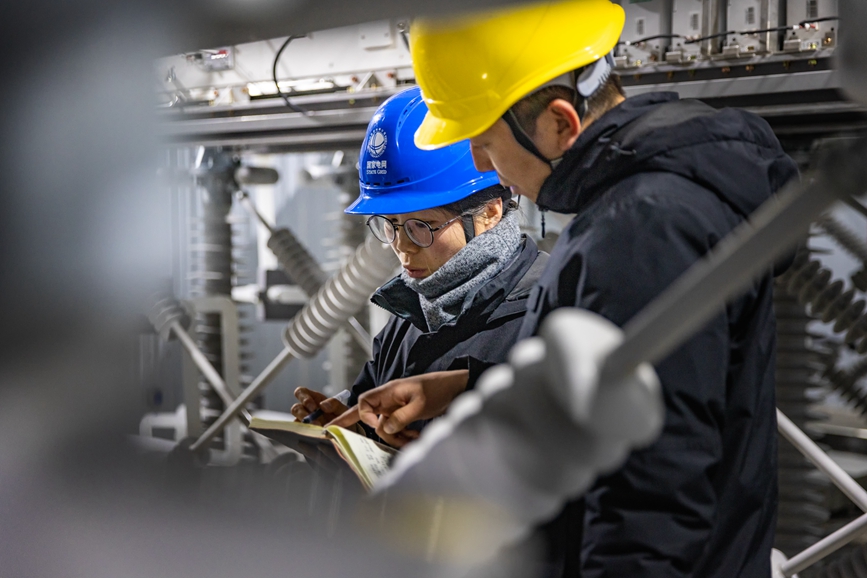 阿里地區(qū)首套電網(wǎng)側(cè)帶超容構(gòu)網(wǎng)型SVG工程現(xiàn)場工作人員正在進行投運前設(shè)備位置檢查。趙清鵬攝