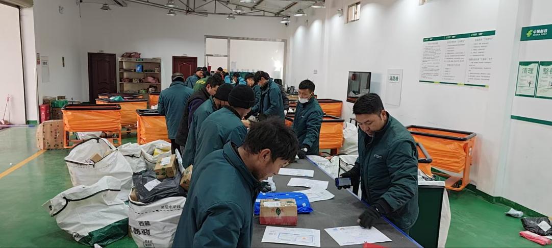 西藏拉薩城東營業(yè)部分揀員正在傳送帶分揀。旦增攝