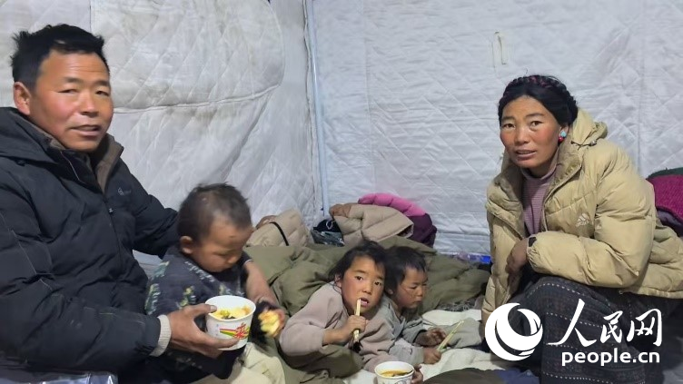 森嘎村村民扎西一家五口。人民網(wǎng)記者 吳雨仁攝