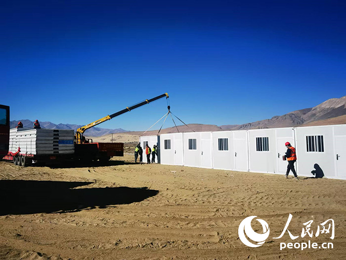 1月9日，在日喀則市定日縣長(zhǎng)所鄉(xiāng)森嘎村安置點(diǎn)，工作人員抓緊搭建移動(dòng)板房，確保受災(zāi)群眾溫暖過(guò)冬。人民網(wǎng)記者 吳雨仁攝