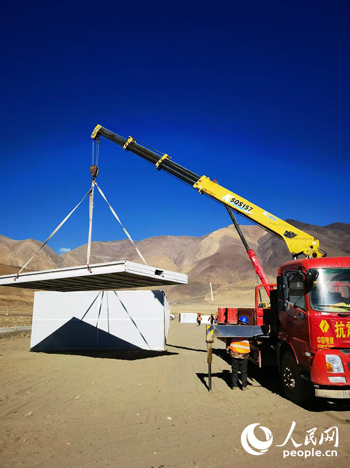 1月9日，日喀則市定日縣長(zhǎng)所鄉(xiāng)森嘎村安置點(diǎn)正在吊裝板房。人民網(wǎng)記者 吳雨仁攝