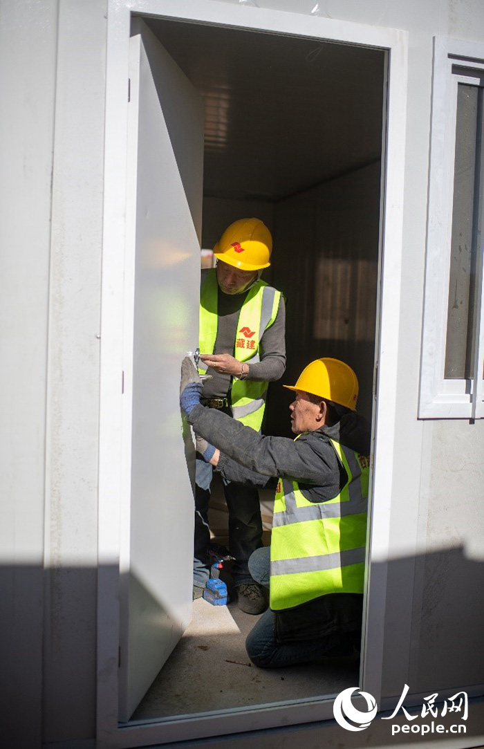 1月9日，在日喀則市定日縣長(zhǎng)所鄉(xiāng)古榮村安置點(diǎn)，施工人員正在抓緊搭建移動(dòng)板房，確保受災(zāi)群眾溫暖過(guò)冬。人民網(wǎng)記者 翁奇羽攝